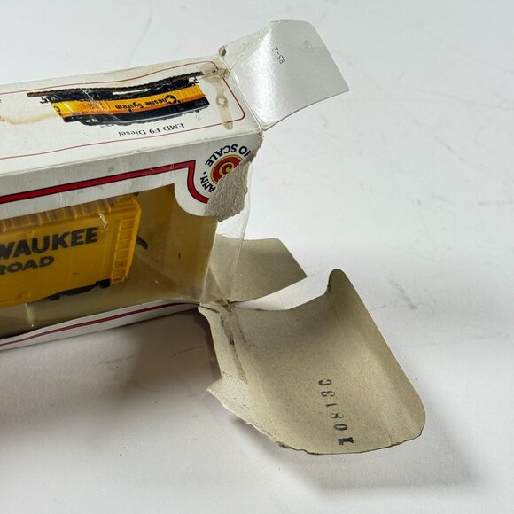 Bachmann HO Scale Milwaukee Road Box Car Yellow Model Train Freight - Picture 7 of 9